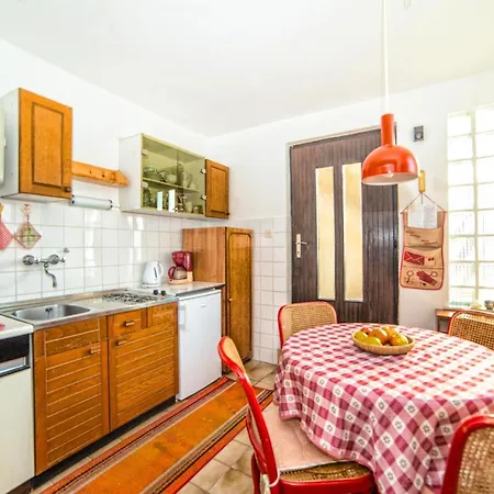 Reisman 1010 Apartment